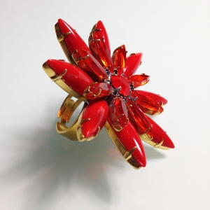 Женственное кольцо от "Lilien Czech" в виде цветка Астры