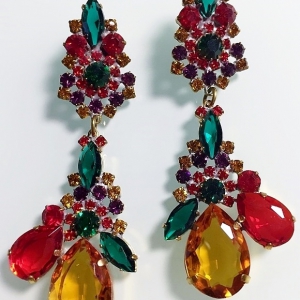 Женственные серьги от Lilien Czech с кристаллами желтого, красного, зеленого и пурпурного цвета