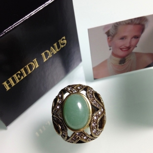 Кольцо от "Heidi Daus" с кабошоном имитирующим нефрит, размер 6 USA
