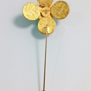 Винтажнаяброшь-булавка от "Ann Taylor" в форме креста с вставками из люцита в стиле "Gripoix"