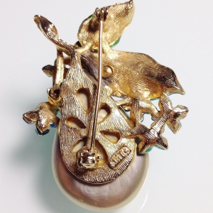 Винтажная брошь от "ART" в форме груши с барочной жемчужиной