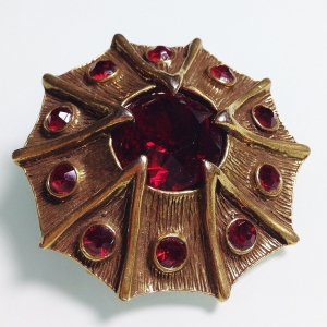 Винтажная брошь от Tara c кристаллами красного цвета