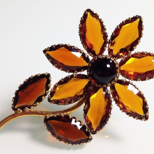 Винтажная брошь от Adrien Mann в форме цветка