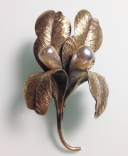 Винтажная брошь от "Hobe" в форме цветка Ириса с барочным жемчугом