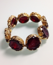 Винтажный браслет от "Goldette" с камеями (Intaglio) рубинового цвета