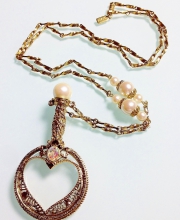 Монокль от ''1928 Jewelry'' с ажурным рисунком в форме сердца и жемчугом