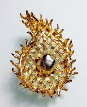 Винтажная брошь от ''De Nicola'' в форме пейсли с барочной жемчужиной