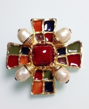 Винтажная брошь от ''Yosca'' в форме креста с кабошоном, жемчугом и кристаллами