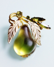 Винтажная брошь от ''Austria'' в форме ветви с грушей лимонно-оливкового цвета