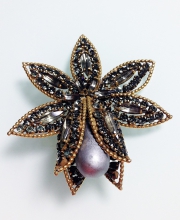 Винтажная брошь от ''Vendome'' в форме цветка с кристаллами и жемчугом