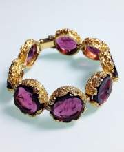 Винтажный браслет от "Goldette" с камеями (Intaglio) аметистового цвета