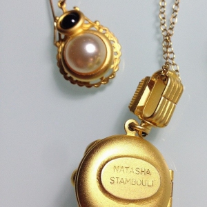 Колье-локет (медальон) и серьги от "Natasha Stambouli"