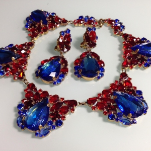 Колье и клипсы от "Lilien Czech" с ограненными хрустальными кристаллами сине-кобальтового и алого цвета