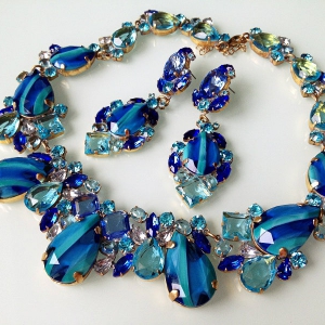 Колье и серьги от "Lilien Czech" с кристаллами аква-голубого, сапфирового и кобальтового цвета