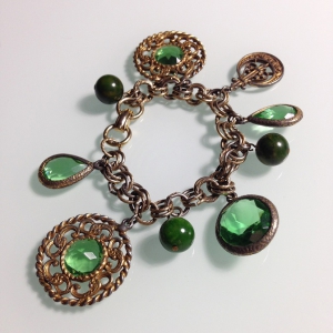 Винтажный чарм-браслет от "Germany" с ограненными чармами с зелеными стеклами и шариками из бакелита