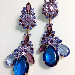 Женственные серьги от Lilien Czech с кристаллами синего, голубого и пурпурного цвета
