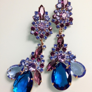 Женственные серьги от Lilien Czech с кристаллами синего, голубого и пурпурного цвета
