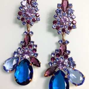 Колье и серьги от "Lilien Czech" с кристаллами синего, голубого, пурпурного и цвета лаванды