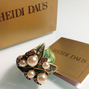 Кольцо от "Heidi Daus" листья с жемчужной ветвью, размер 5 USA