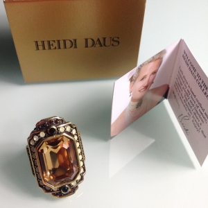 Кольцо от "Heidi Daus" с кристаллом бронзового цвета