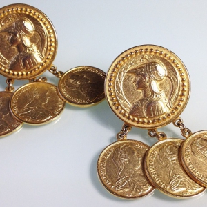 Винтажные клипсы в геральдическом стиле от "Ben-Amun" с монетками