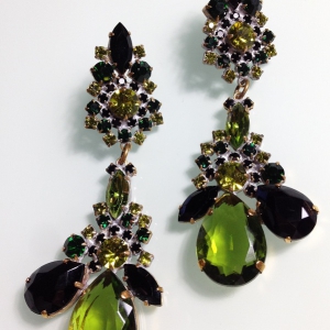 Женственные серьги от "Lilien Czech" с кристаллами изумрудного, травяного и черного оттенка