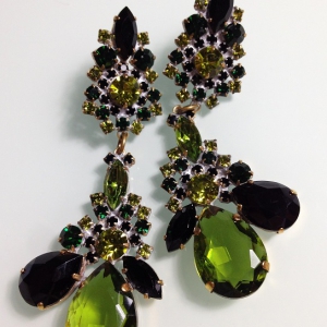 Женственные серьги от "Lilien Czech" с кристаллами изумрудного, травяного и черного оттенка