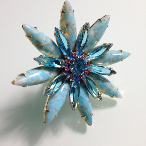 Женственное кольцо от "Lilien Czech" в виде цветка Астры голубое