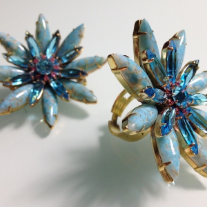 Женственное кольцо от "Lilien Czech" в виде цветка Астры голубое