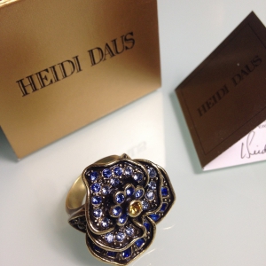 Кольцо от "Heidi Daus" с анютиными глазками, размер 7 USA