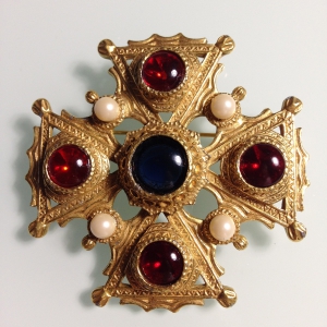 Винтажная брошь Мальтийский крест с кабошонами и жемчугом
