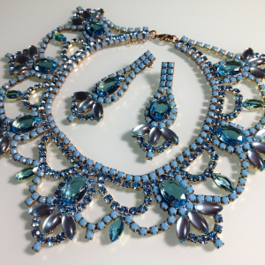 Колье и серьги от "Lilien Czech" с ограненными кристаллами аква-голубого цвета
