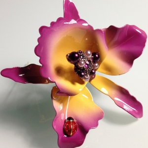 Брошь от "Joan Rivers" с цветком орхидеи