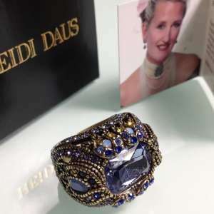 Кольцо от "Heidi Daus" с кристаллом голубого цвета, размер 6 USA
