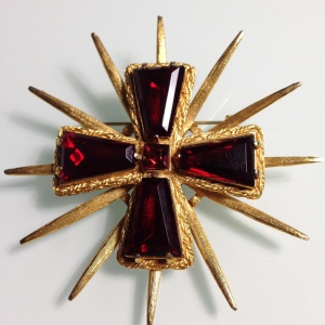 Винтажная брошь в форме креста с шипами красного цвета