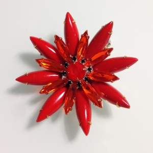 Женственная брошь от "Lilien Czech" в виде цветка Астры красная