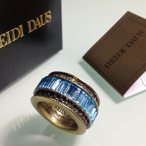 Кольцо от "Heidi Daus" голубого цвета, размер 7 USA
