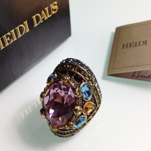 Кольцо от "Heidi Daus" с кристаллом нежно-аметистового цвета, размер 7 USA
