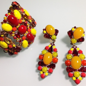 Браслет и серьги от "Lilien Czech" с цветными кристаллами и кабошонами