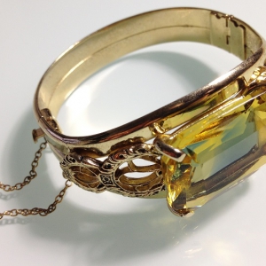 Винтажный браслет-клампер от "Whiting & Davis" с кристаллом желтого цвета
