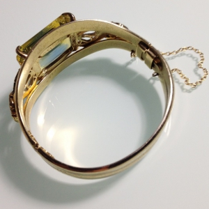 Винтажный браслет-клампер от "Whiting & Davis" с кристаллом желтого цвета