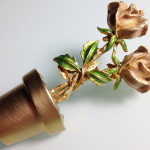 Винтажная брошь от Oscar de la Renta с кремовыми розами