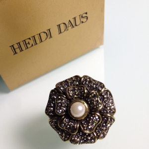 Кольцо от "Heidi Daus" цветок с жемчугом, размер 8 USA