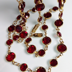 Винтажное колье-цепочка от "1928 Jewelry" с австрийскими кристаллами Bezel алого цвета