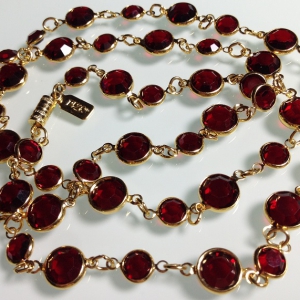 Винтажное колье-цепочка от "1928 Jewelry" с австрийскими кристаллами Bezel алого цвета