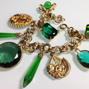 Винтажный чарм-браслет с массивными стеклянными чармами в зеленых оттенках