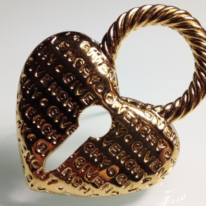 Винтажная брошь от Givenchy в форме замочка-сердца