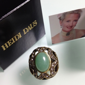 Кольцо от "Heidi Daus" с кабошоном имитирующим нефрит, размер 7 USA
