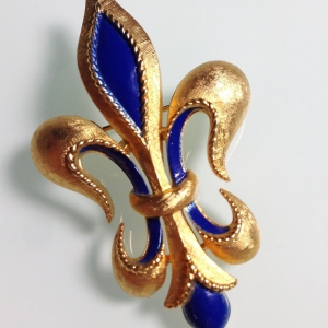 Геральдическая брошь "Fleur de lis" от "Trifari" с эмалью синего цвета