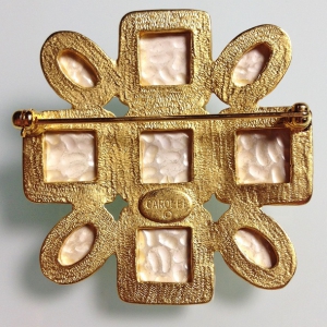 Винтажная брошь от "Carolee" в форме креста с жемчужинами
